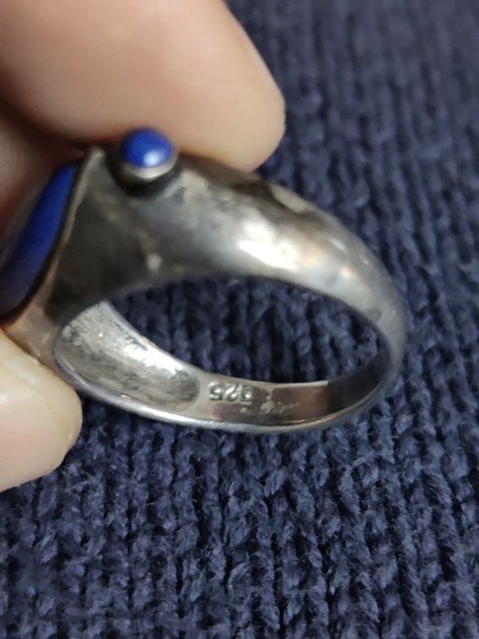 Stary pierścionek z niebieskimi kamieniami vintage
