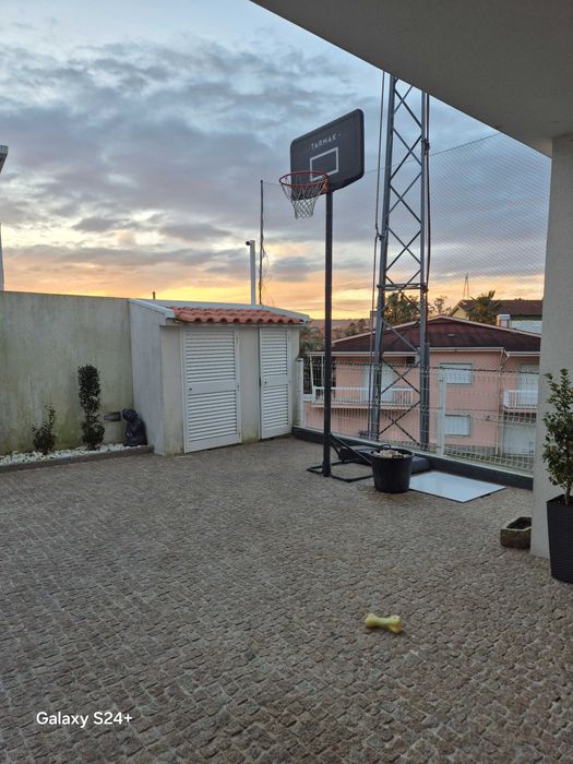 Cesto basquetebol ferro