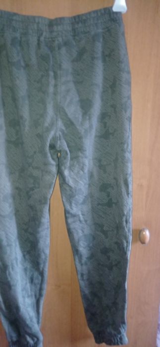 Spodnie dresowe moro na gumce