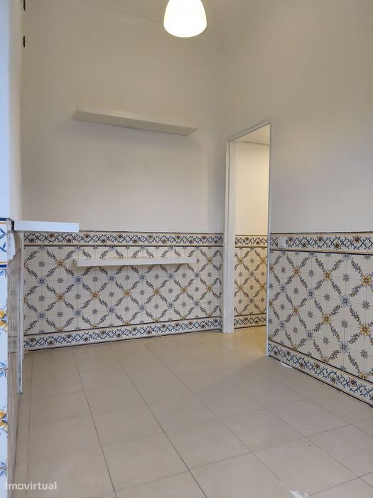 T1 Na Ajuda, Ao Cimo da Rua Brotero, Junto ao Jardim Botânico D`Ajuda.