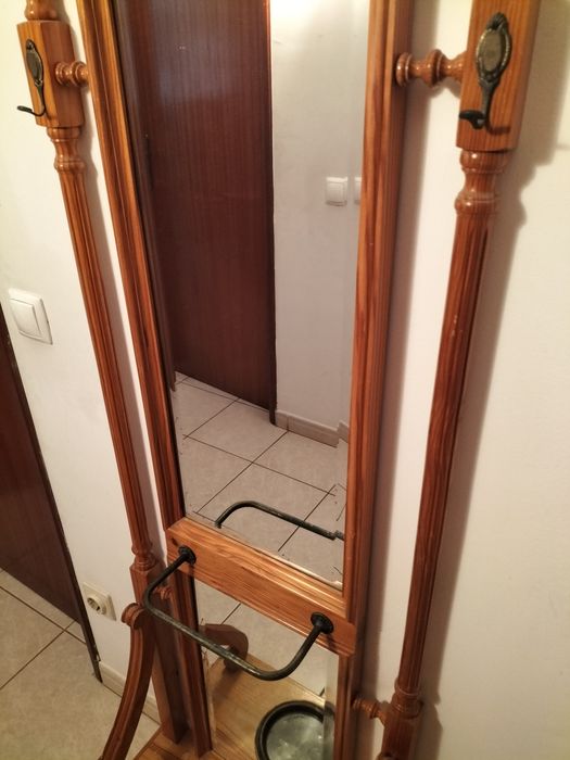Espelho em pé com suporte para roupa e chapéus de chuva