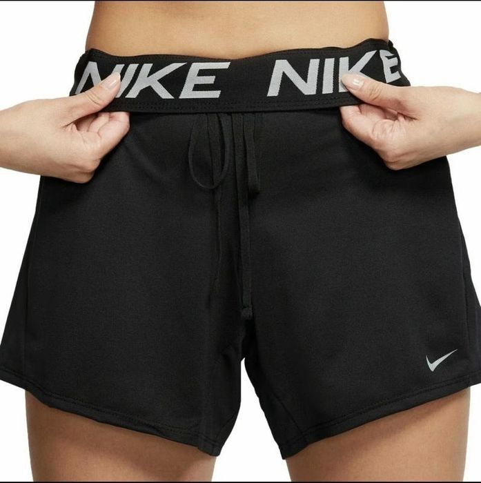 Спортивні жіночі шорти Nike Dri-FIT Attack Training /Yoga Shorts (Оригінал)