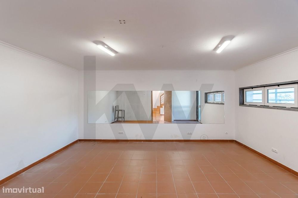 Moradia T4+2 com Jardim e Piscina para Arrendamento, junto ao Oeiras G