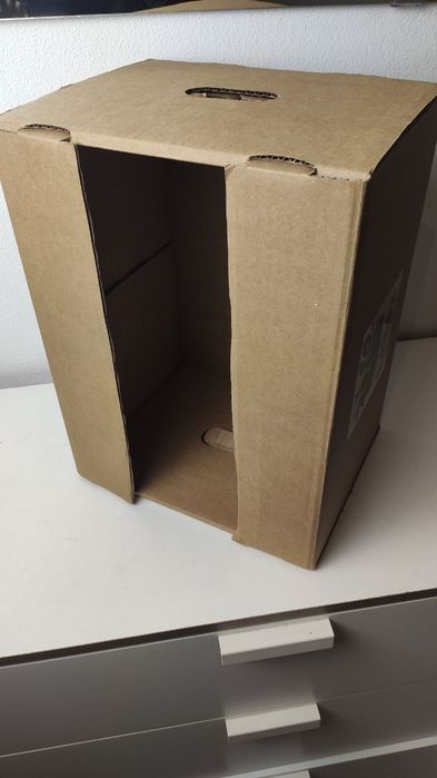 Caixas de cartão triplo novas, desmontadas