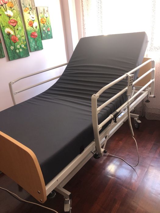 Cama articulada com comando
