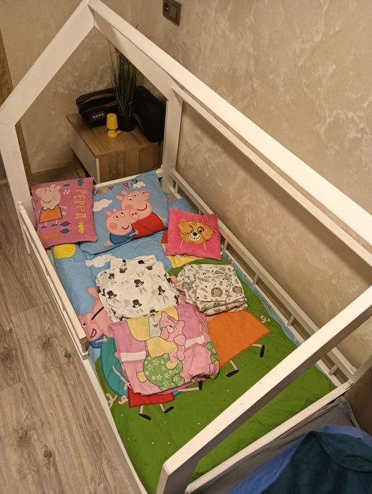 Łóżeczko domek dla dziecka.