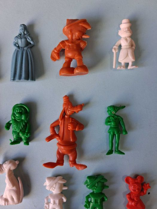 33 Bonecos monocromáticos Série WALT DISNEY . Ver fotos. Preço do lote.