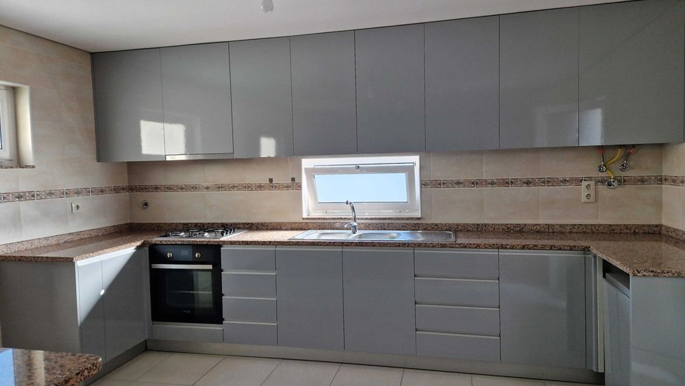 Aluga-se T3 (160m2) com veranda (30 m2) em Viana do Castelo