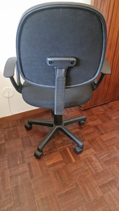 Cadeira de escritório com rodas e apoio de braços