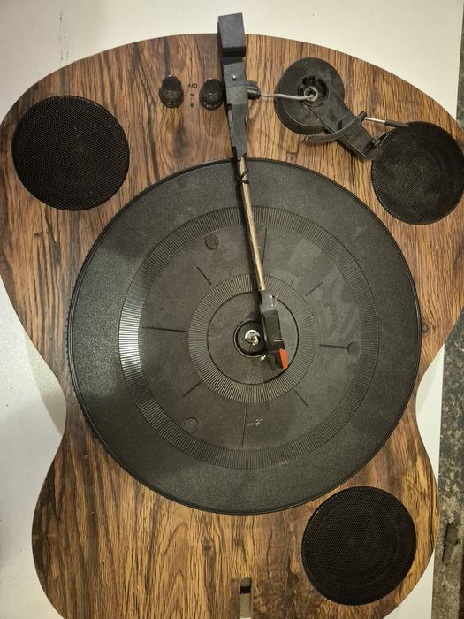 Gramofon w kształcie gitary