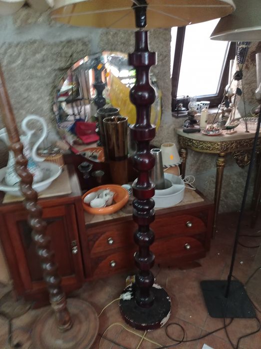 Candeeiros de pé com abajur em tecido.