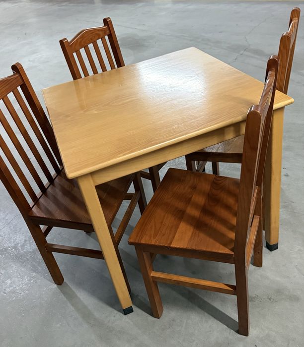 Conjunto de Mesas e Cadeiras em Madeira– Excelente Estado