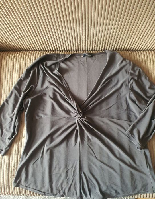 Szara bluzka w serek