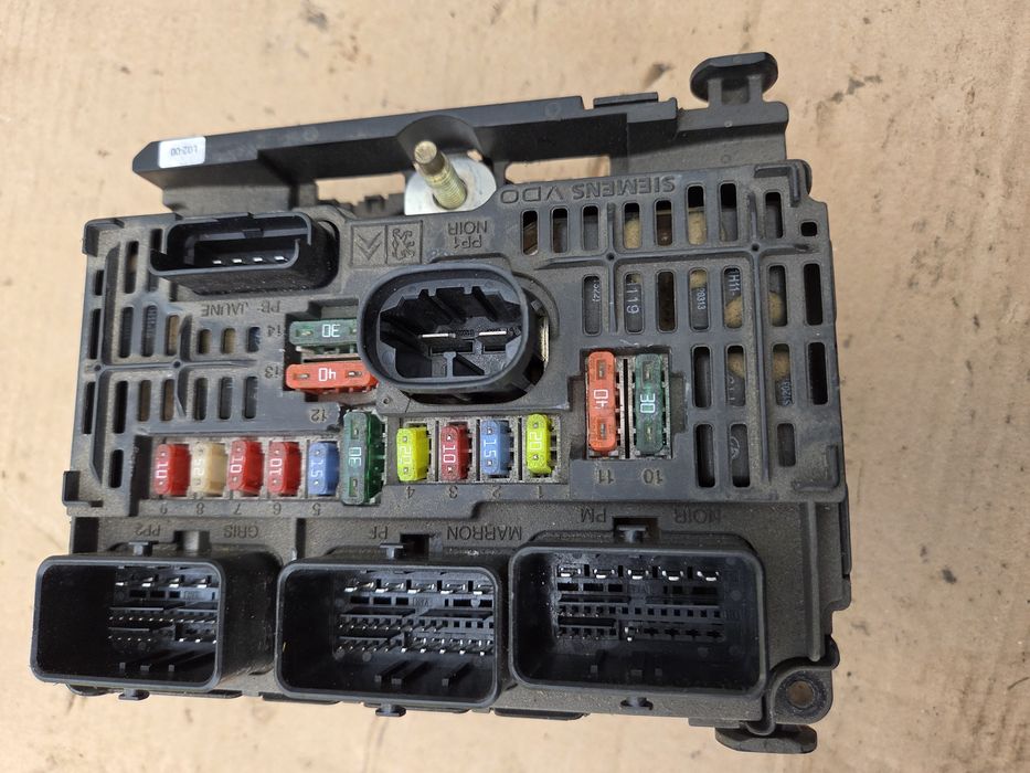 Skrzynka bezpiecznikow citroen peugeot