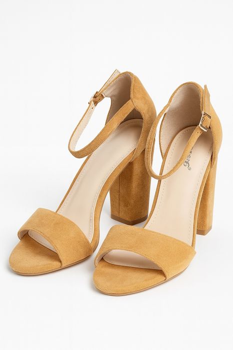 Sandałki zamszowe na słupku