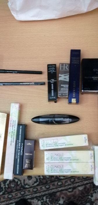 Cosméticos de várias marcas.