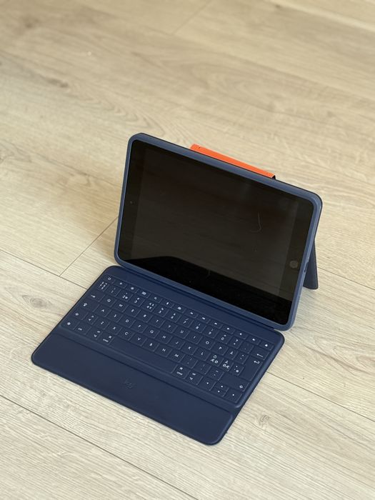 Чехол - клавиатура на iPad 7-8-9