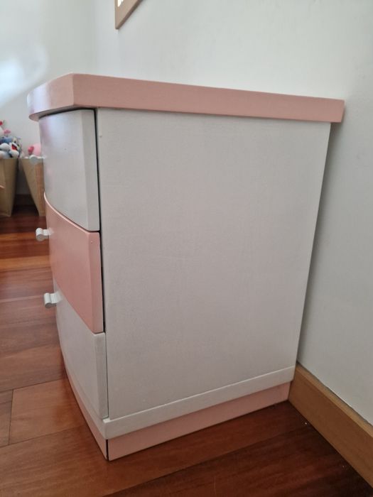 Cómoda e mesa de cabeceira