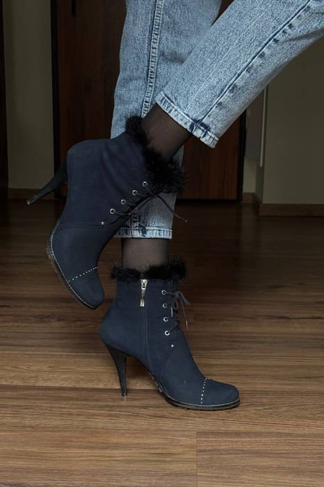 Botki na obcasie z futrem z norek
