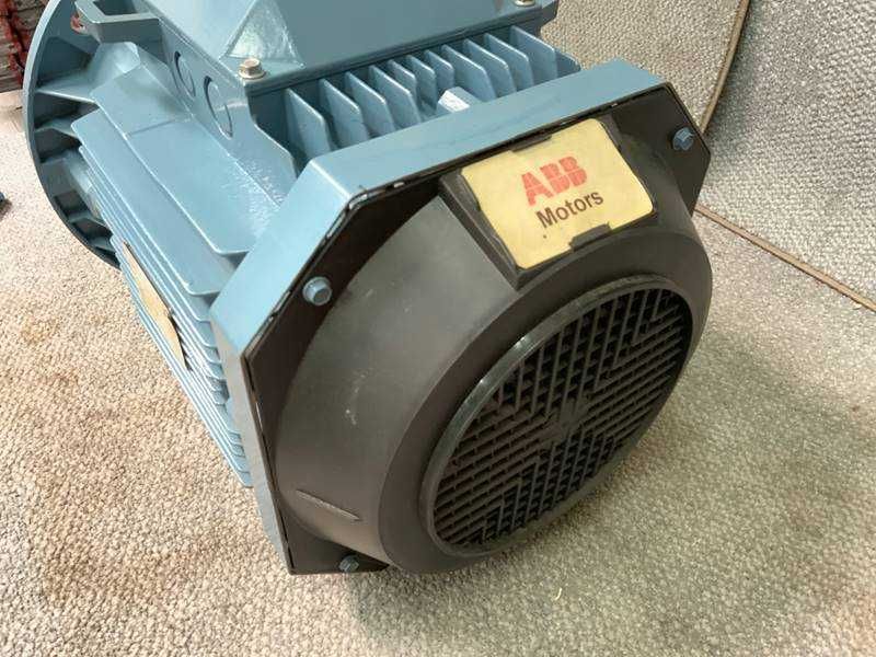 MOTOR TRIFÁSICo 5.5KW 7.5HP 400/690V  novo