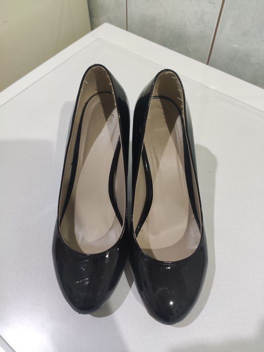 Czarne szpilki lakierowane 38