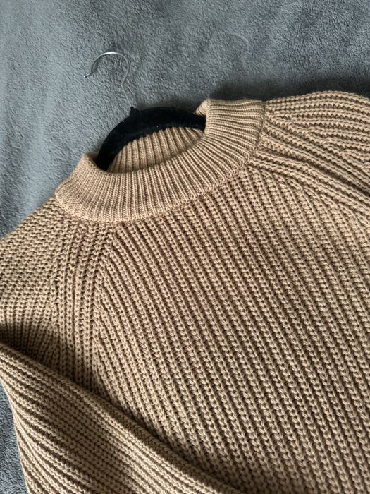 Вʼязаний светр в модному кольорі