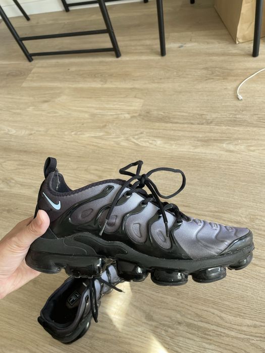 Nike vapormax plus srebrno ciemne.