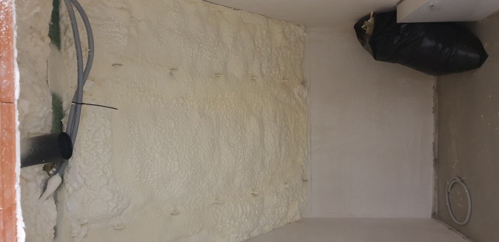 Ocieplanie pianką Izolacje poddasza dachów pianką poliuretanową