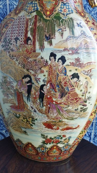 Vaso de Cerâmica Satsuma com Motivos Japoneses