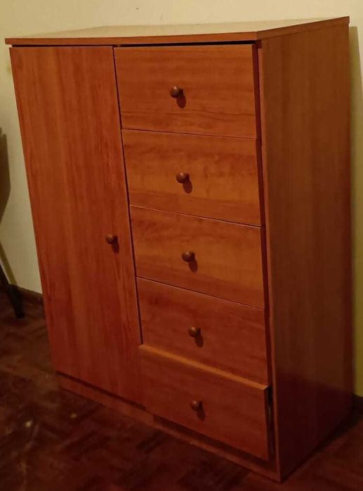 Móvel de arrumos - gavetas e porta