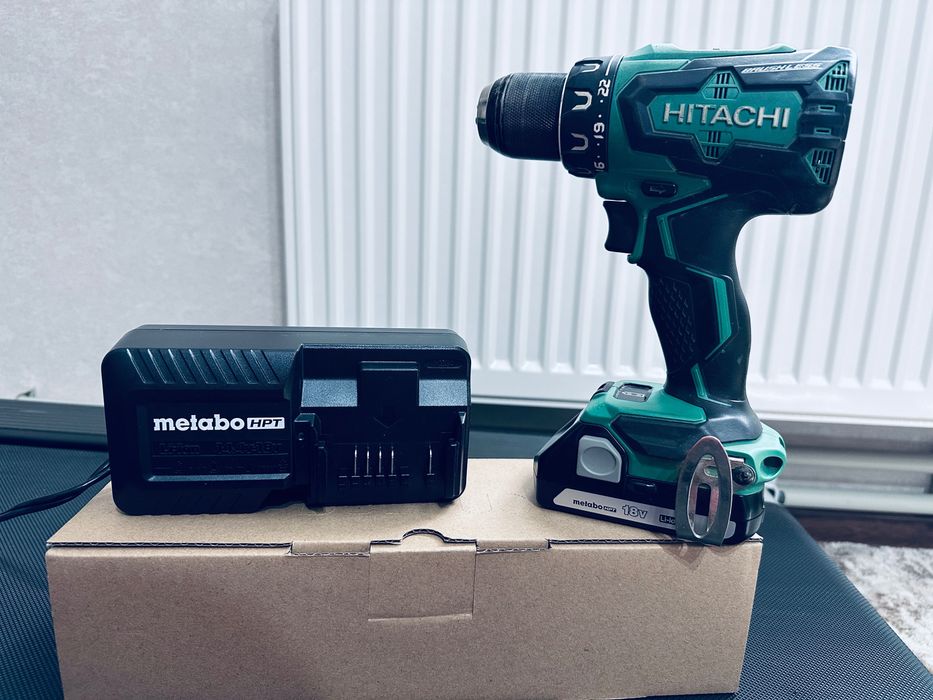 Шуруповерт Hitachi з АКБ і зарядкою