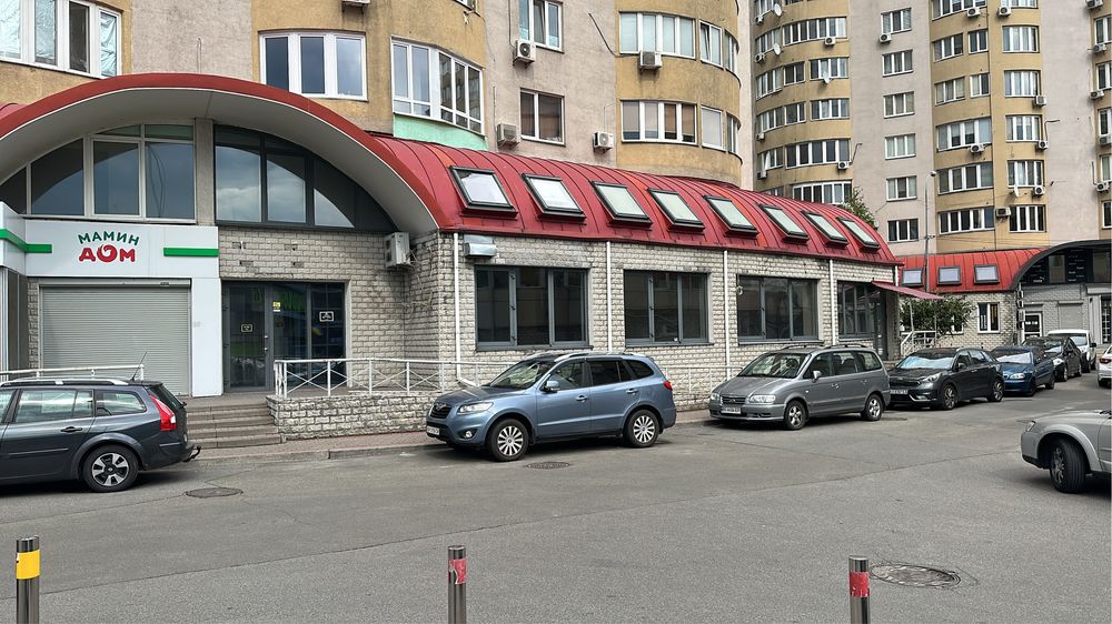 Дніпровська Набережна 19