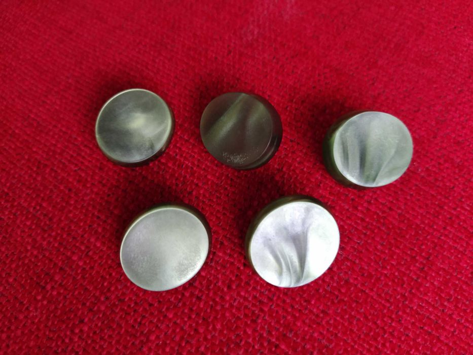 Conjunto 5 Botões Massa 2,5cm oval verde com pé metal