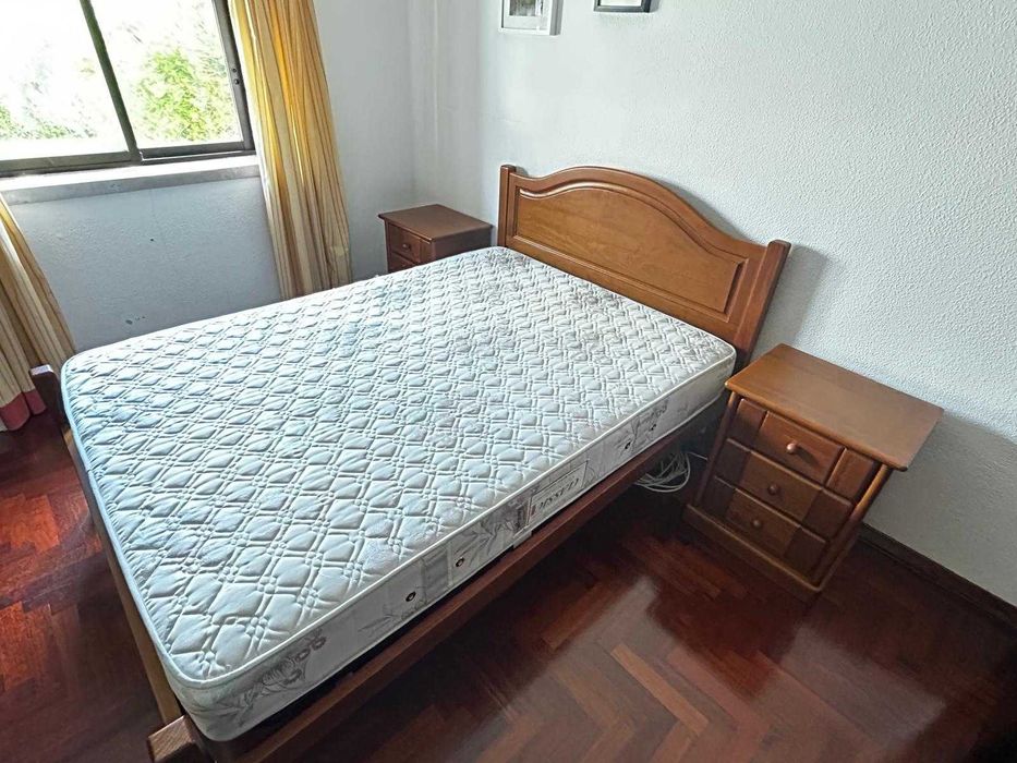 Cama de casal em madeira maciça + colchão + estrado + 2 mesas de cabeceira