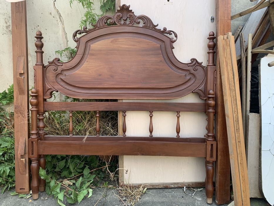 Cama antiga em Mogno