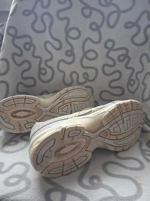 Buty sportowe Asics 40.5 – beżowo-białe, wygodne i przewiewne