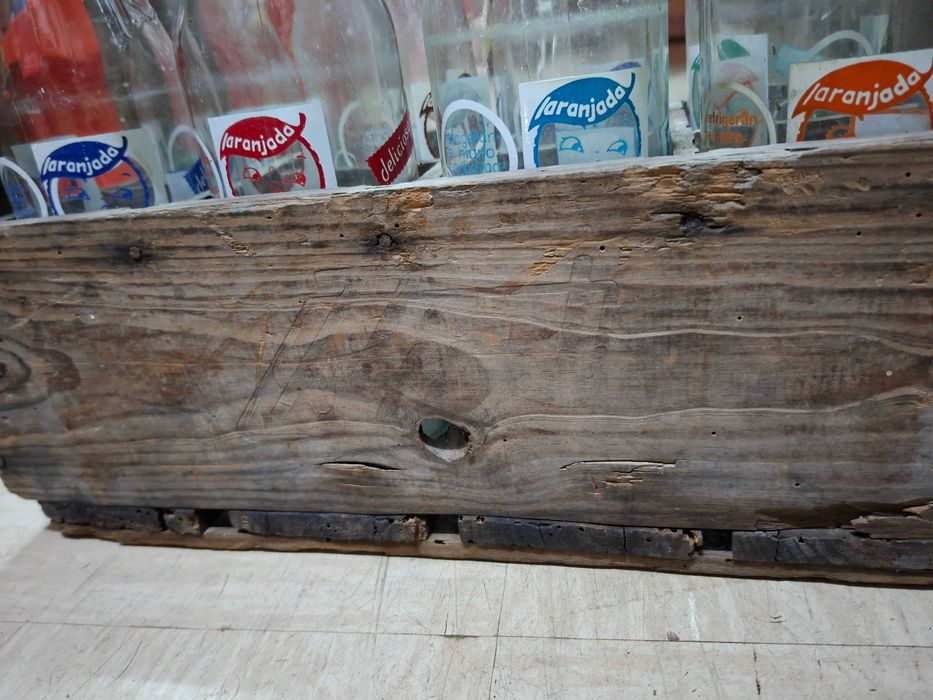 RICAL grades antigas em madeira com as garrafas pirogravadas