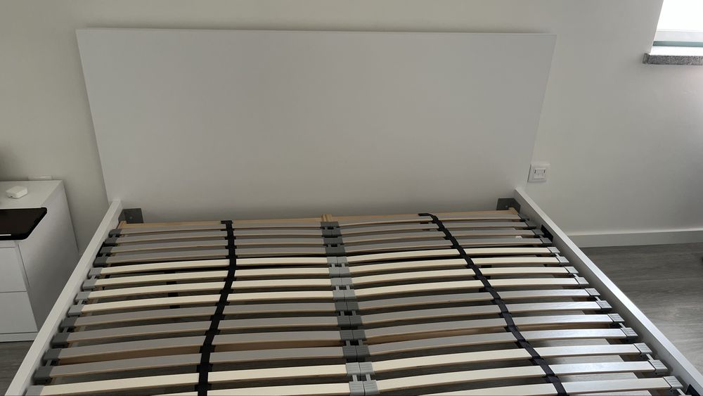 Cama de 160x200cm com lateral danificada