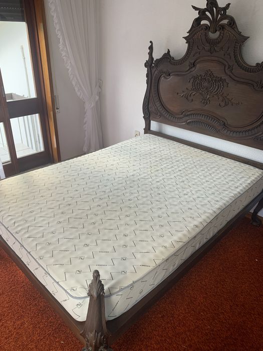 Cama de Casal Antiga em Madeira Maciça – Elegância e Carácter