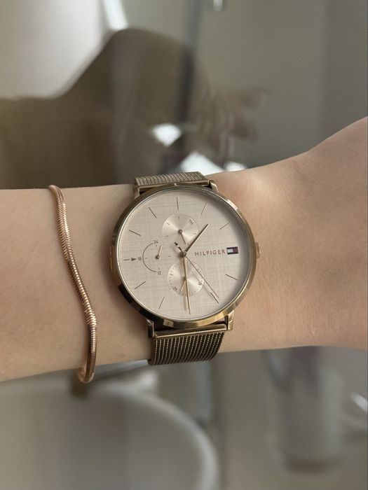 Часы Tommy Hilfiger.
