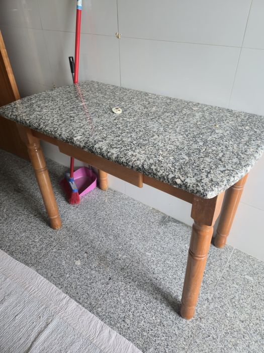 Mesa de cozinha com 2 bancos