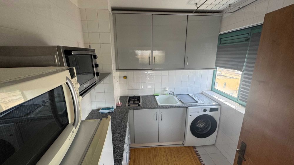 Apartamento T1 perto do mar com lugar de garagem e mobilado