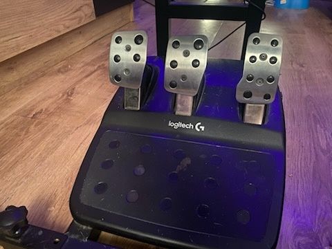 Kierownica Logitech g29 z shifterem padalami i stelażem
