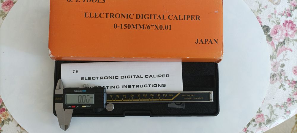 Набор метчиков и плашек. Штангенциркули.