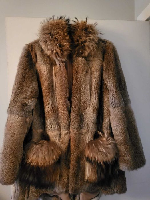 Casaco com carapuço, pêlo coelho.