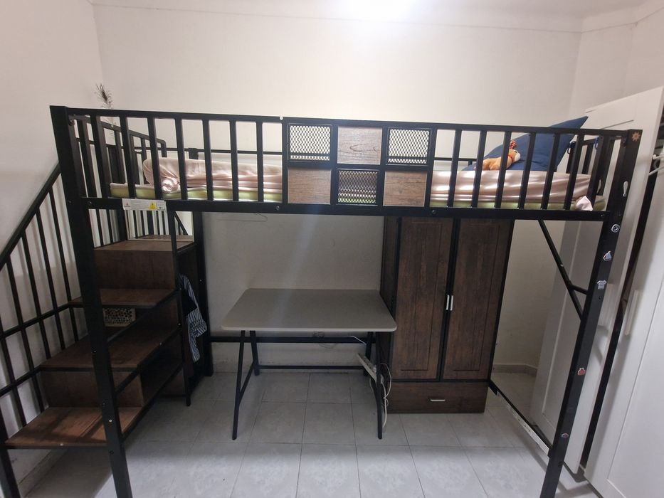 Cama alta com armário e mesa