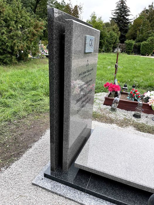 Nagrobek granitowy BOHUS BRYŁA
