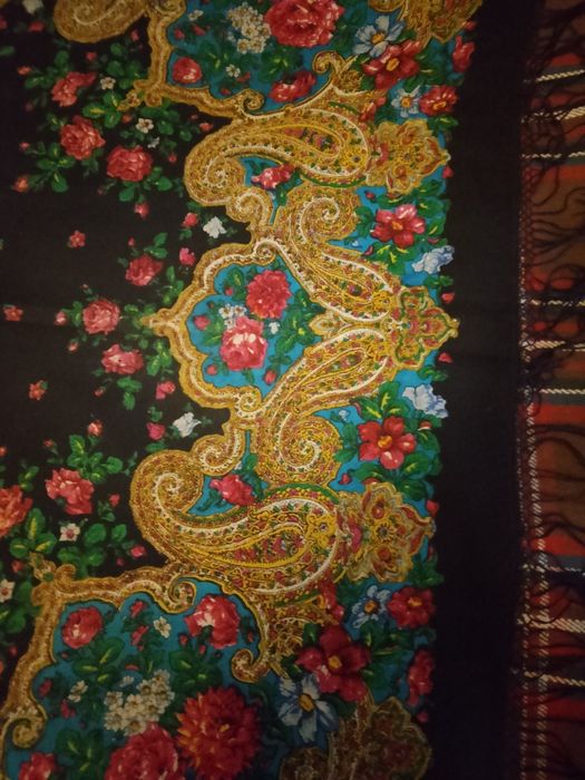 Продаю винтажный женский шерстяной платок