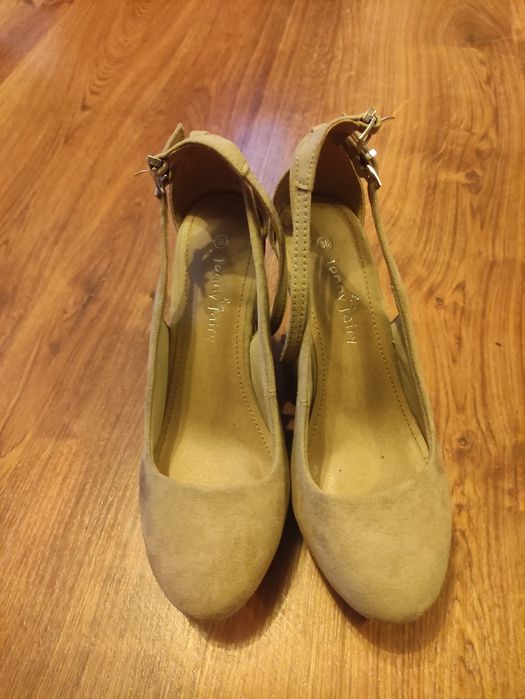 Beżowe buty na koturnie