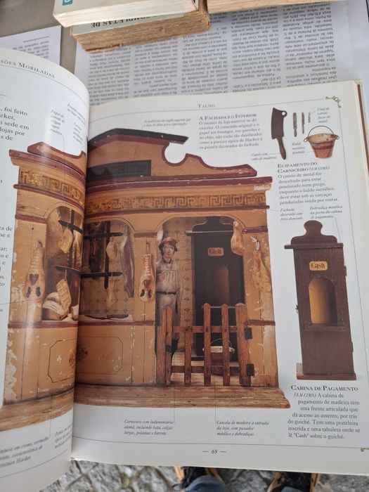 Livro Casa de Bonecas